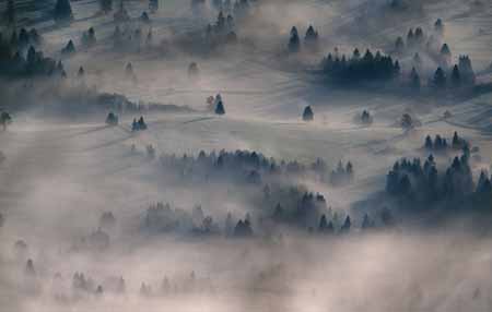 L0051_nebel_liegt_ueber_dem_land_bohinj