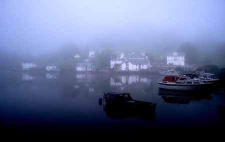 L0389_norwegen_hafen_im_nebel