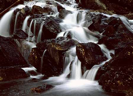 L0461_kleiner_wasserfall_norwegen_nah