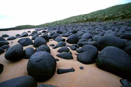 L0568_kanonenkugeln_am_strand