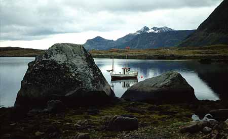 L0897_norwegen_boot_zwischen_felsen