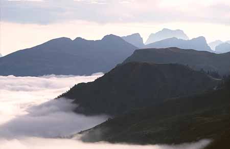 L2062_dolomiten_italien_nebel_im_tal