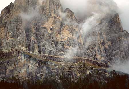 L2200_dolomiten_berg_in_wolken
