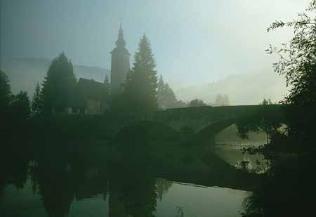 L2246_slowenien_fruehnebel_ribcev_laz