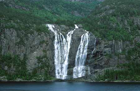 P1329_wasserfall_hellevik_norwegen