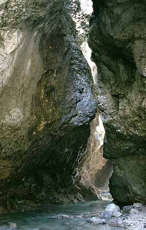 P2472_klamm