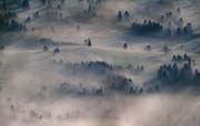 L0051_nebel_liegt_ueber_dem_land_bohinj