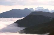 L2062_dolomiten_italien_nebel_im_tal